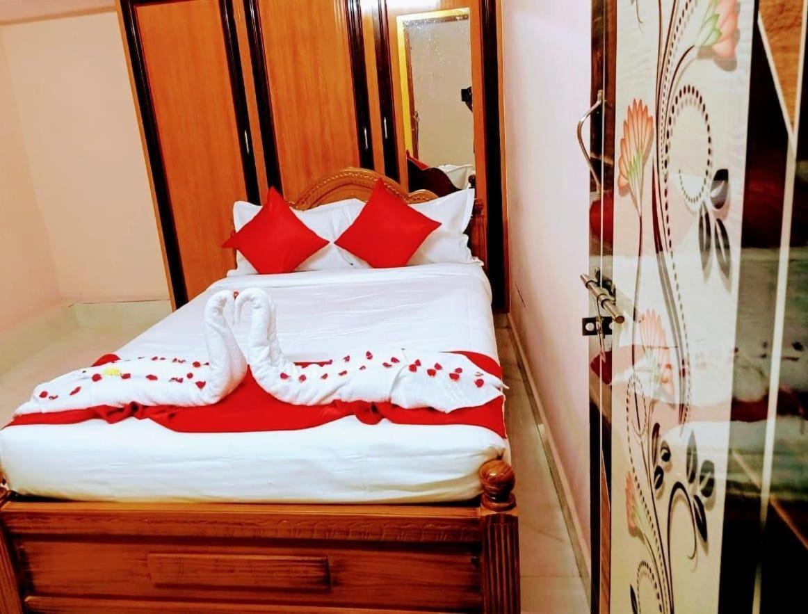 Garuda Grand Apartment ตีรูปาติ ภายนอก รูปภาพ